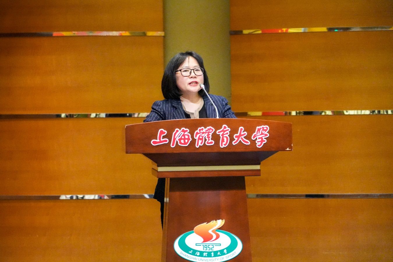 图片包含 室内, 人, 女人, 桌子描述已自动生成