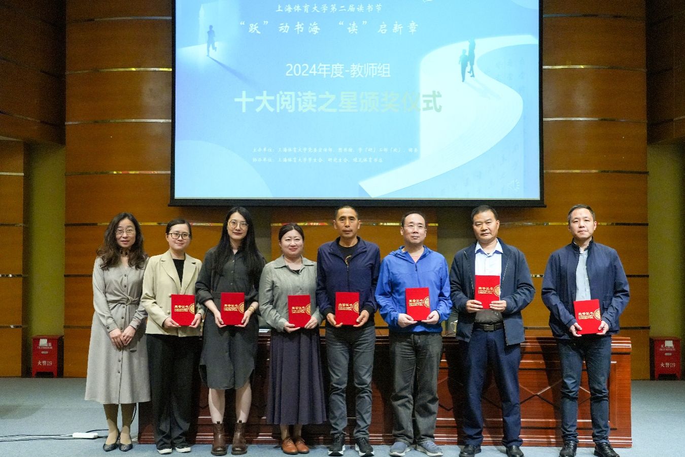 一群人站在一起合影描述已自动生成