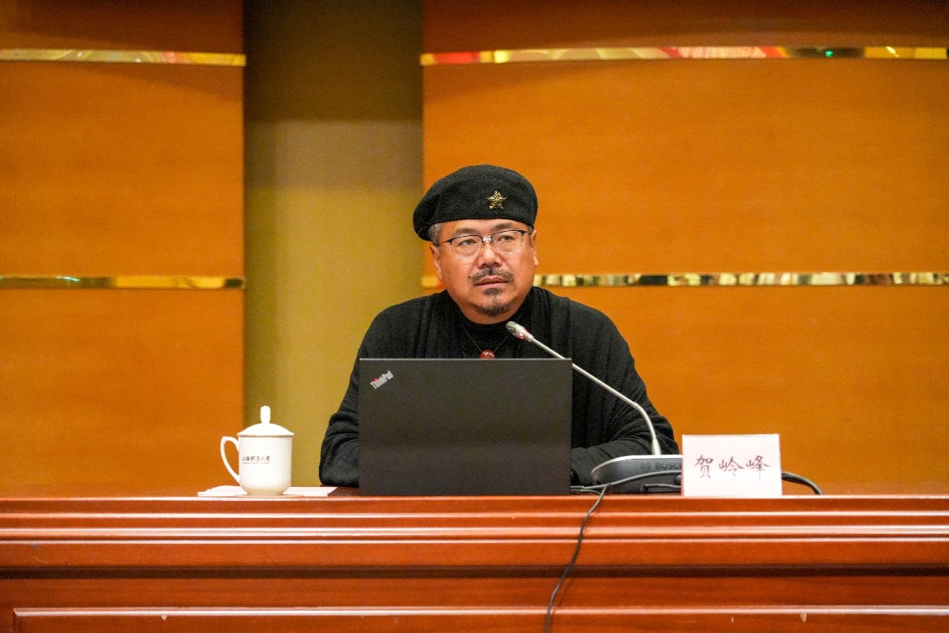 桌子上有男人的照片上写着字中度可信度描述已自动生成