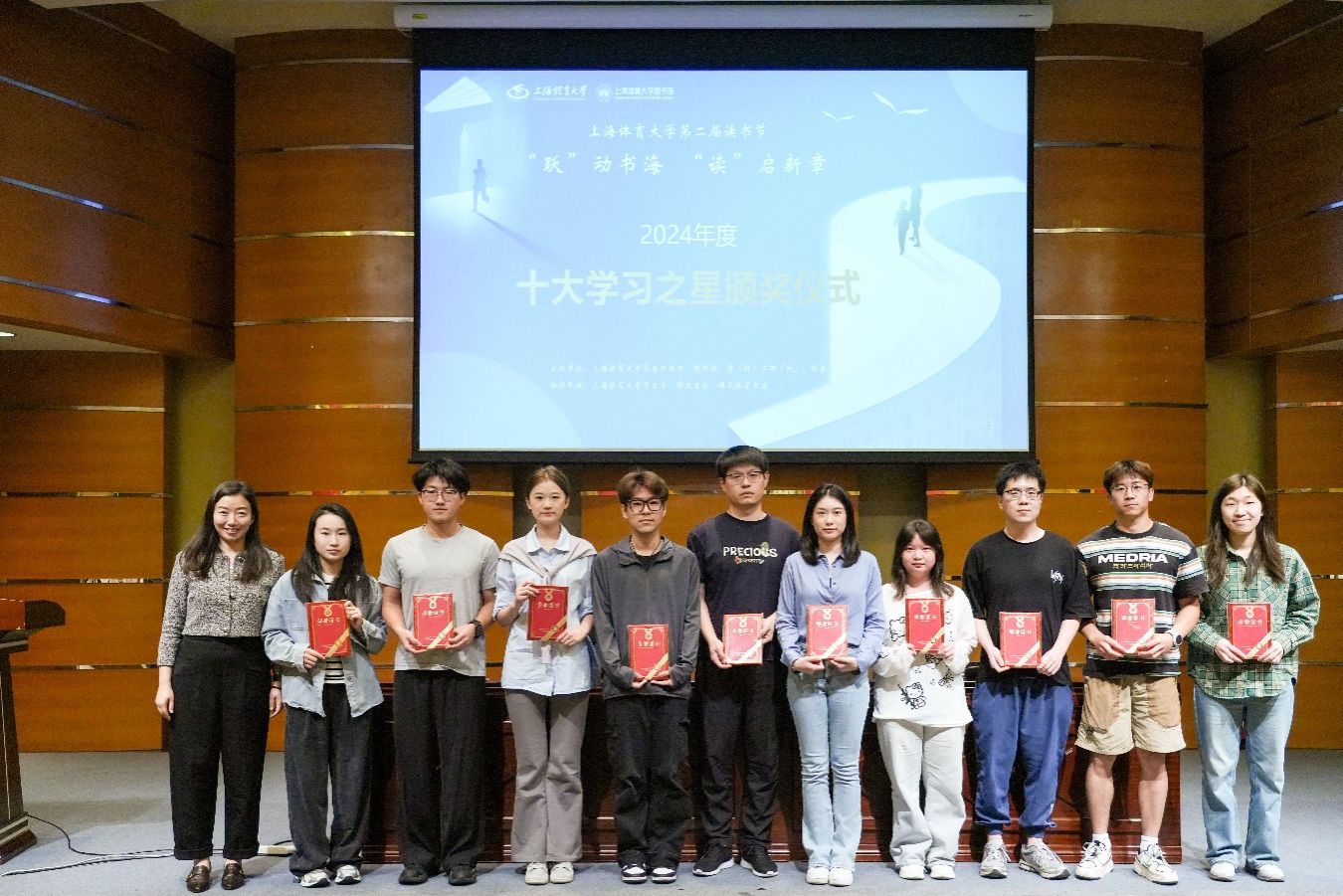 一群人站在一起合影描述已自动生成